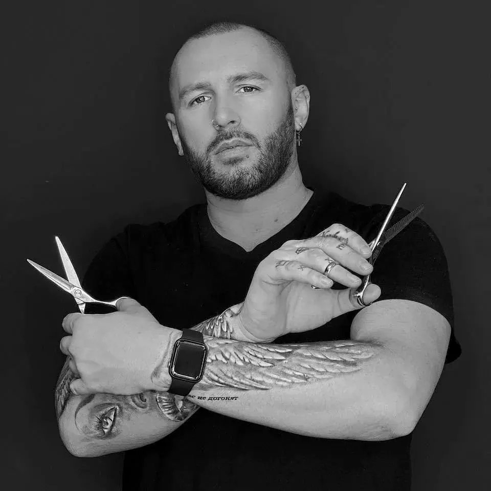 Vladimir Lekar mit einer Friseurschere in den Händen